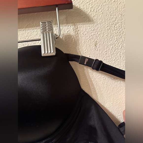 Black Victoria’s Secret multiway strapless bra NWT 32DD small snag - Picture 5 of 8